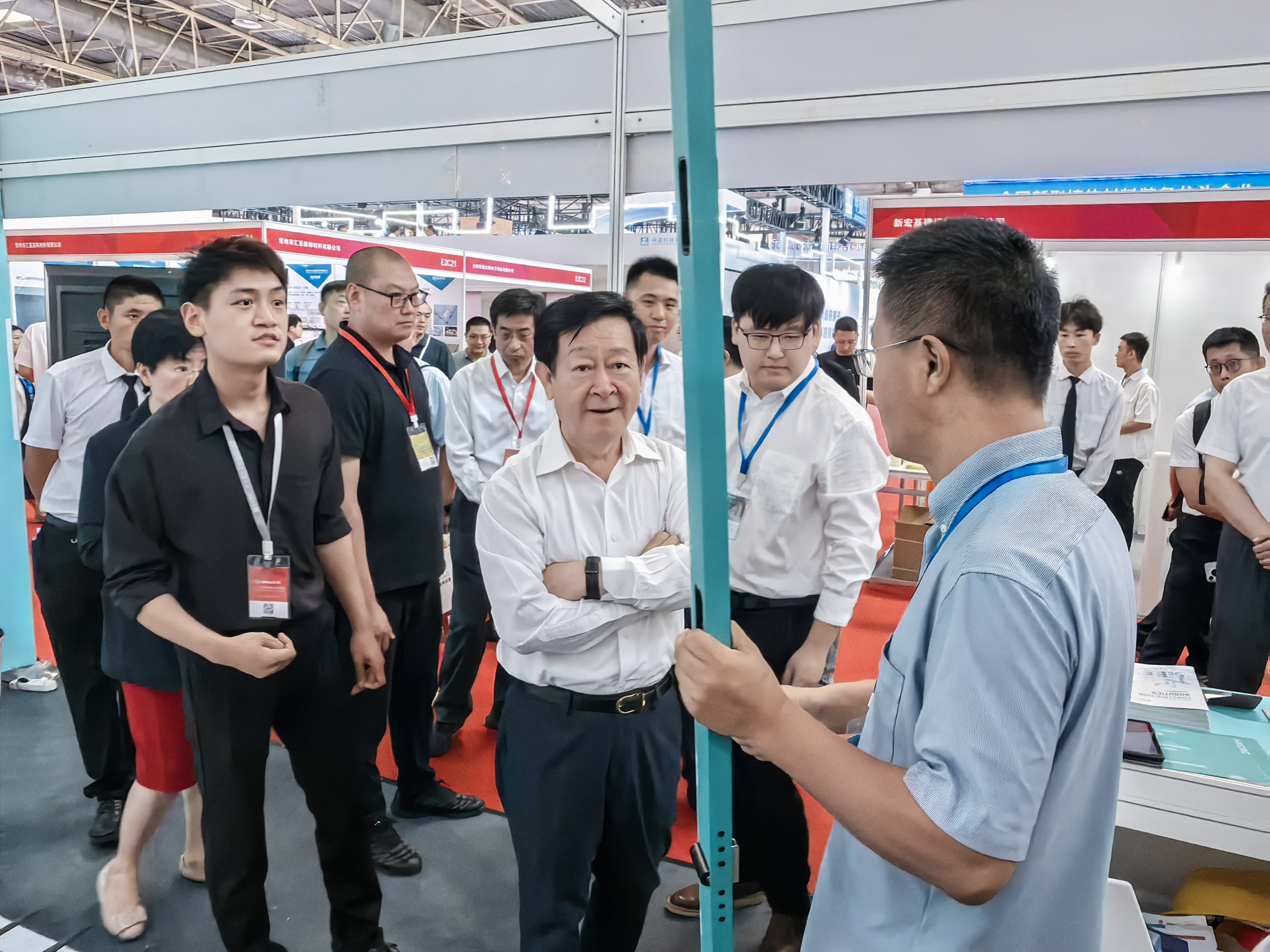 On the first day of Housing Expo, Vice Minister of Housing and Construction Jiang Wanrong visited HKCRC Booth